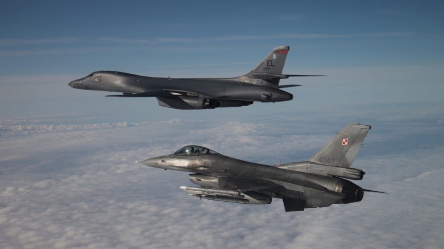 “Kỳ phùng địch thủ” MiG-29 và F-16 cùng hộ tống B-1B Lancer