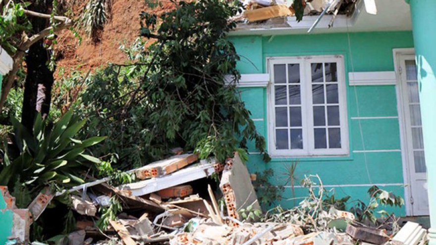 Sạt bờ taluy cao 20m ở Đà Lạt khiến 3 hộ dân phải di dời khẩn cấp