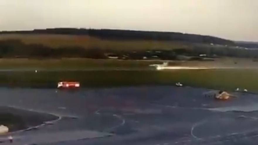 Tiêm kích MiG-31 của Nga vỡ bánh xe, hạ cánh tóe lửa trên đường băng