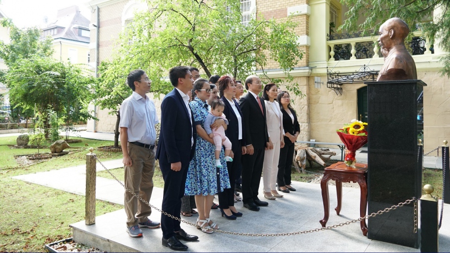 ĐSQ Việt Nam tại Áo dâng hương tưởng niệm Chủ tịch Hồ Chí Minh nhân dịp Quốc khánh