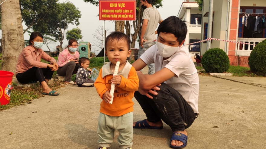 Chuyện về những đứa trẻ phải theo mẹ vào khu cách ly