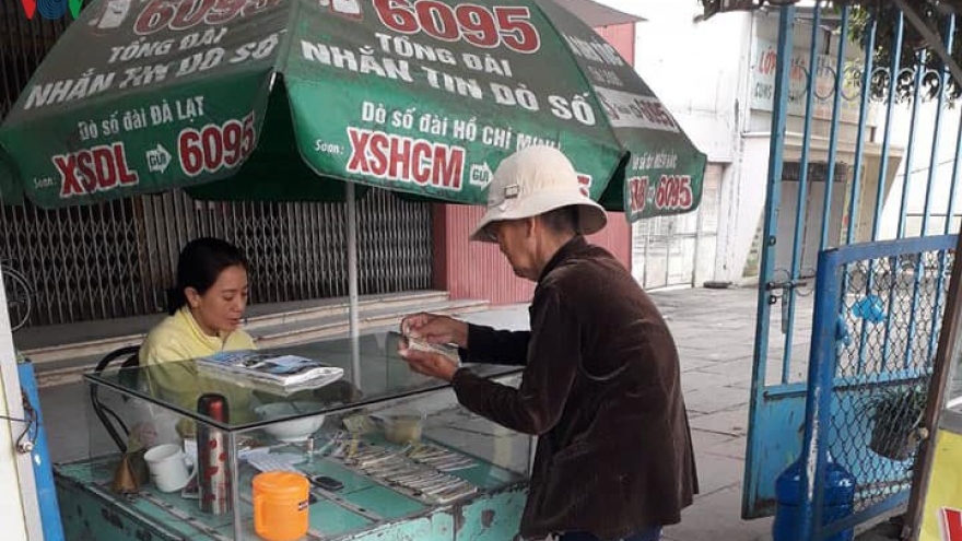 Những món quà nhỏ làm ấm lòng người bán vé số Đắk Nông lúc khó khăn