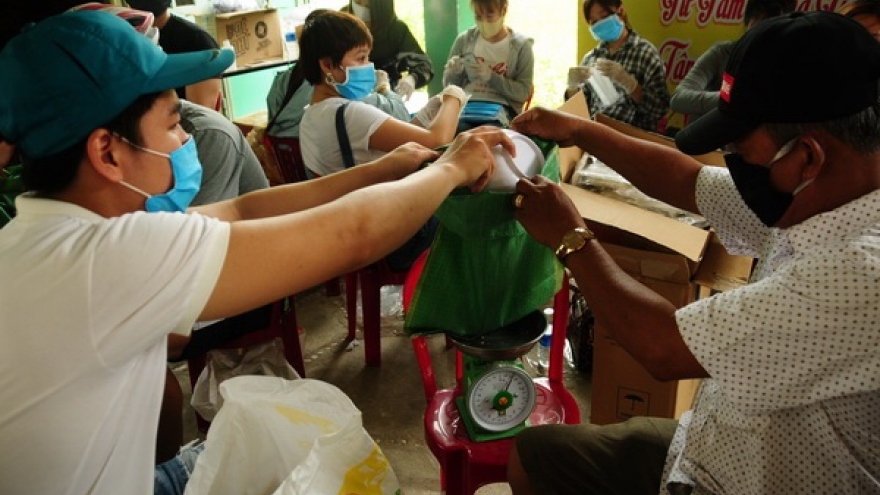 Đà Nẵng, Quảng Nam hỗ trợ gạo và tiền cho hàng nghìn người bán vé số dạo