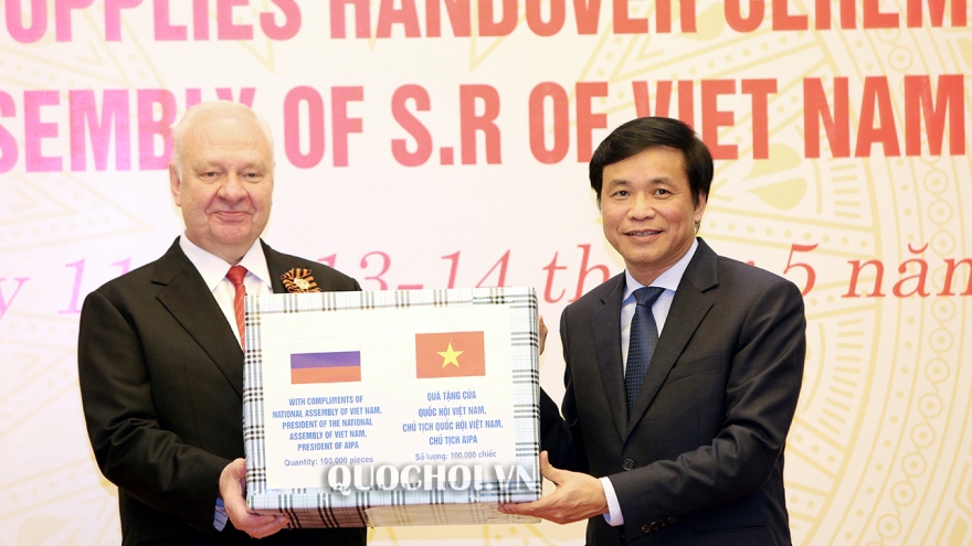 Quốc hội Việt Nam trao tặng vật tư y tế cho một số Nghị viện