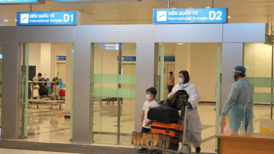 Ảnh: Chuyến bay đưa 197 công dân Việt Nam từ Philippines hạ cánh xuống Cần Thơ