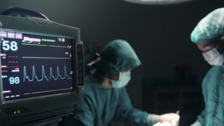 Bác sĩ nâng ngực gây tử vong đã bị đình chỉ, vẫn hoạt động “chui”