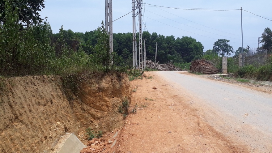 Cột điện “ngáng” tiến độ con đường, điện lực tỉnh Yên Bái lên tiếng