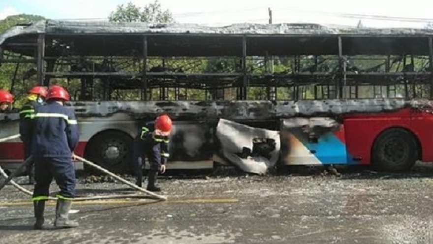 Xe khách giường nằm bốc cháy dữ dội trên Quốc lộ 1A đường tránh Huế