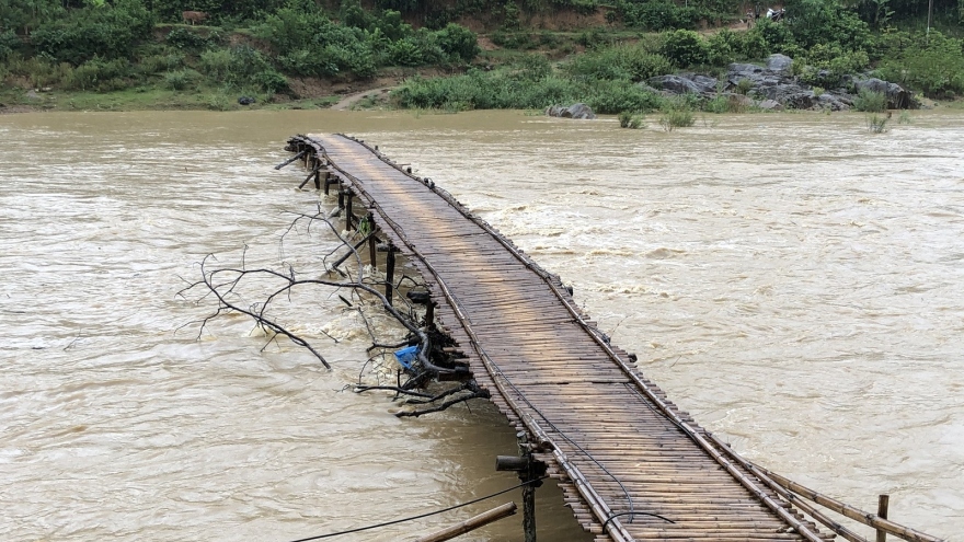 Nhiều địa phương thiệt hại nặng do dông lốc, mưa lũ