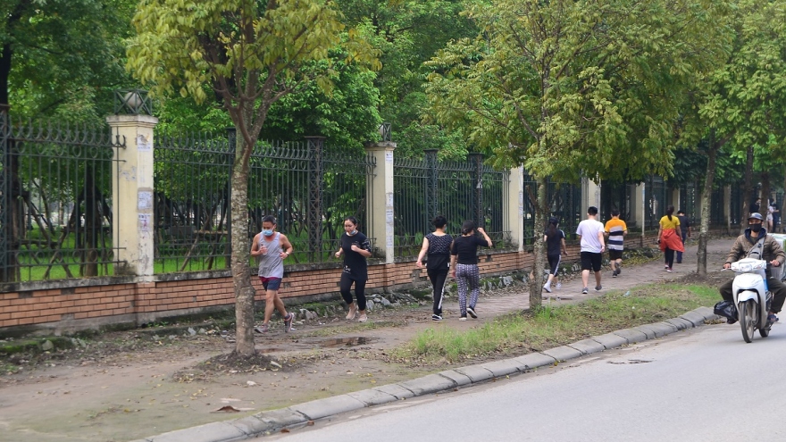“Phớt lờ” cách ly xã hội, người dân Hà Nội vẫn tập thể dục nơi công cộng