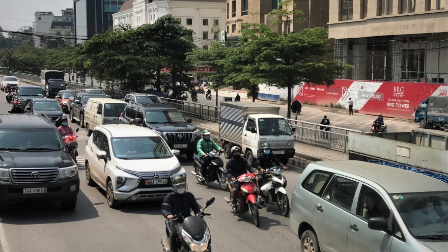 Ngày thứ 14 cách ly xã hội: Xe cộ đổ về các cửa ngõ Thủ đô Hà Nội