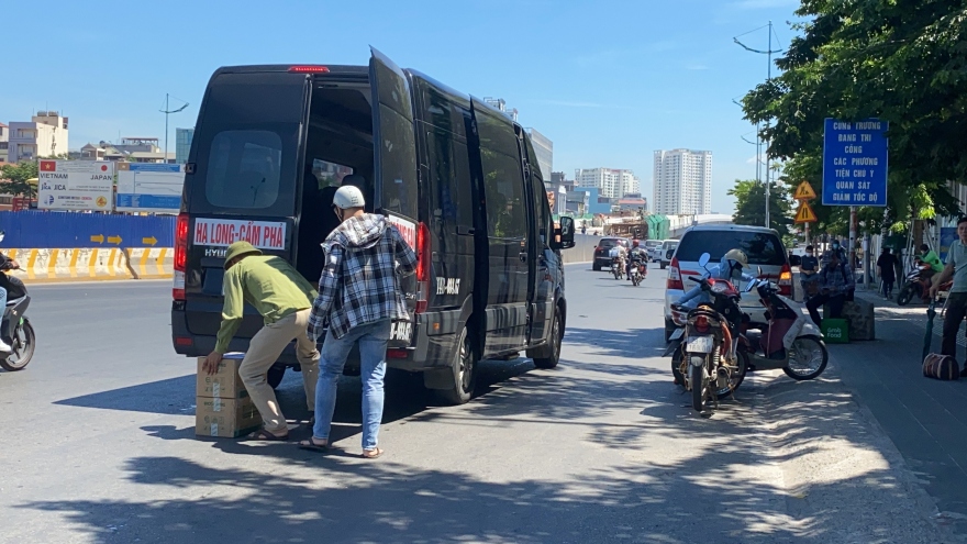 Clip:Xe khách “vô tư” đón trả khách dọc đường ở Hà Nội, vắng bóng CSGT