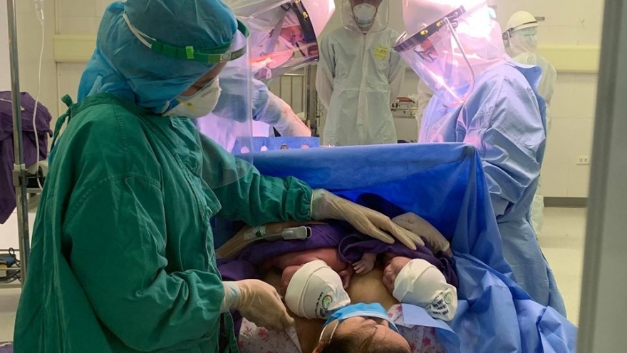 Cặp song sinh chào đời khỏe mạnh trong phòng cách ly tại Quảng Ninh