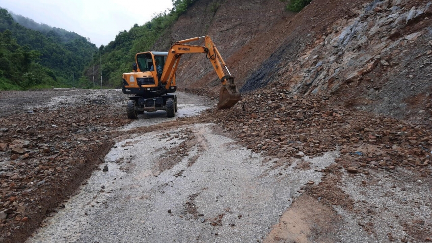 Hơn 800 vị trí trên các tuyến giao thông ở Sơn La sạt lở do dông lốc