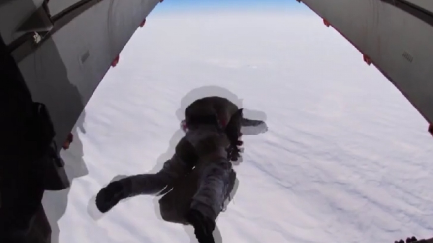 Lính dù Nga lập kỳ tích chưa từng có với màn nhảy dù từ độ cao 10 km ở Bắc Cực