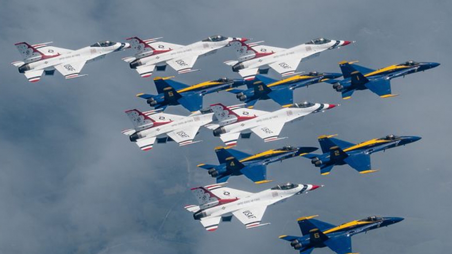 Mỹ trình diễn tiêm kích, gửi thông điệp đoàn kết quốc gia chống Covid-19