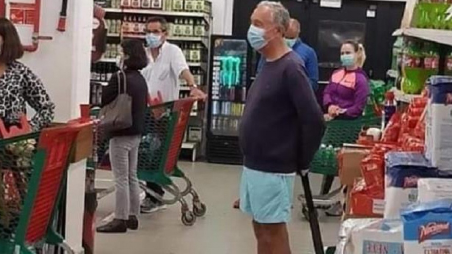 Tổng thống Bồ Đào Nha xếp hàng trong siêu thị mua đồ giữa mùa dịch