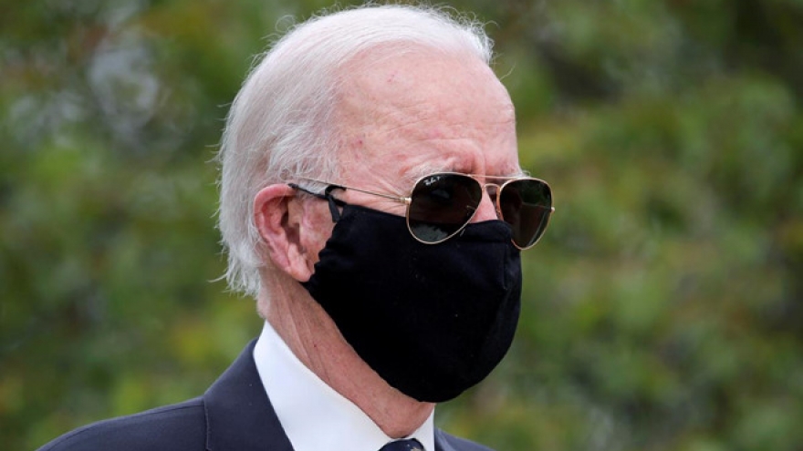 Đối thủ Joe Biden chỉ trích ông Trump vì không đeo khẩu trang