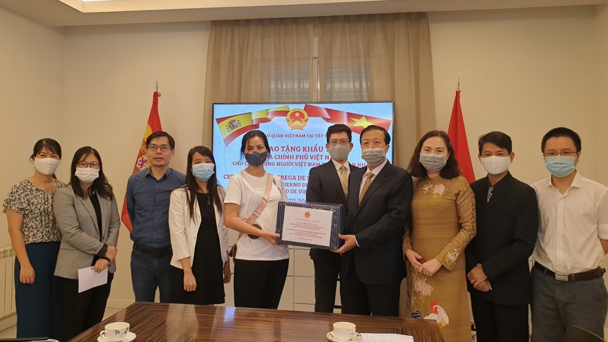 Trao tặng khẩu trang cho cộng đồng người Việt tại Tây Ban Nha