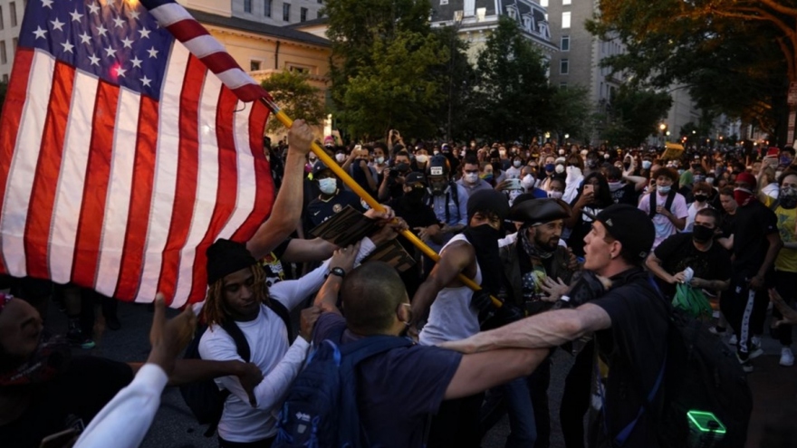 Video: Đụng độ giữa người biểu tình và cảnh sát bên ngoài Nhà Trắng
