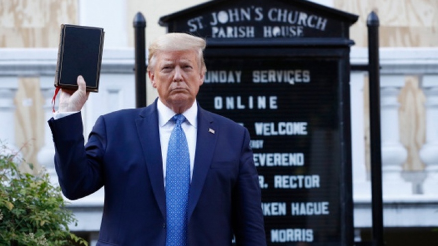 Ông Trump bất ngờ thăm nhà thờ lịch sử giữa lúc biểu tình lan rộng