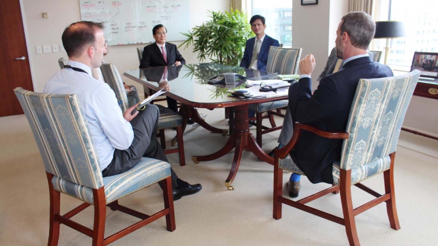 Đại sứ quán Việt Nam tại Mỹ trao tặng khẩu trang cho DFC