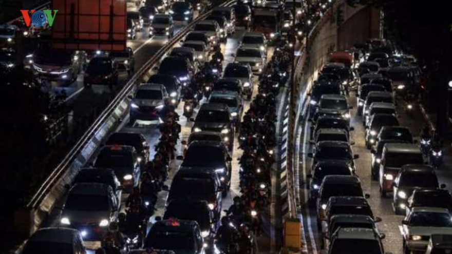 Jakarta, Indonesia ách tắc giao thông sau ngày đầu khôi phục hoạt động