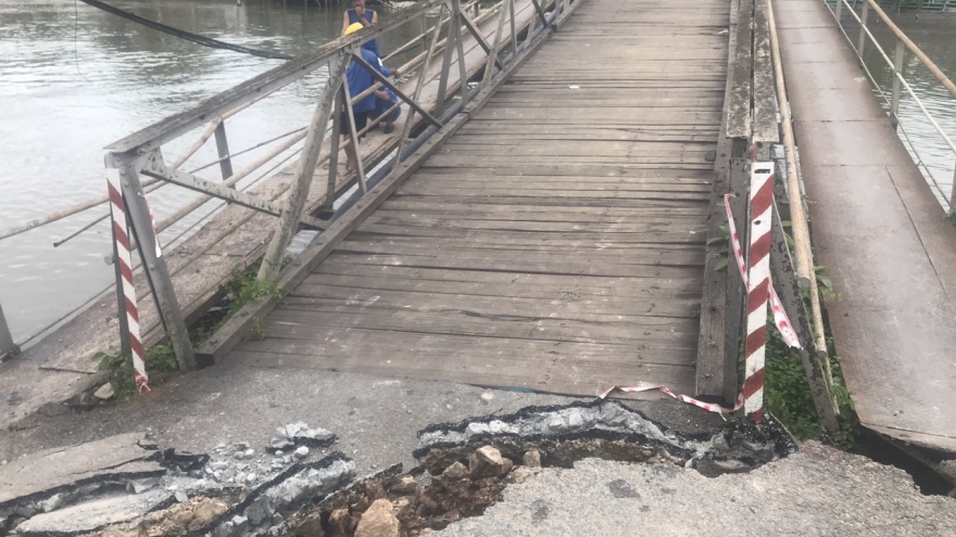 Cầu sập do sạt lở, giao thông tỉnh lộ 918 bị chia cắt