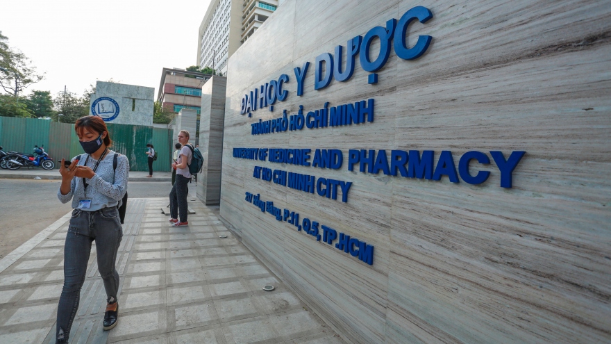 Phụ huynh và sinh viên lo lắng vì trường đại học công lập tăng học phí