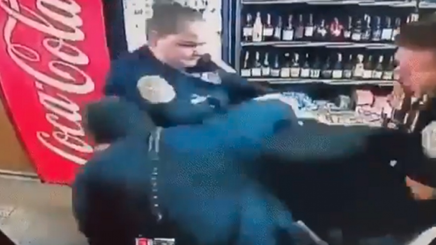 Trình báo vụ cướp, chủ quán da màu bị cảnh sát Mỹ đấm vỡ xương hàm