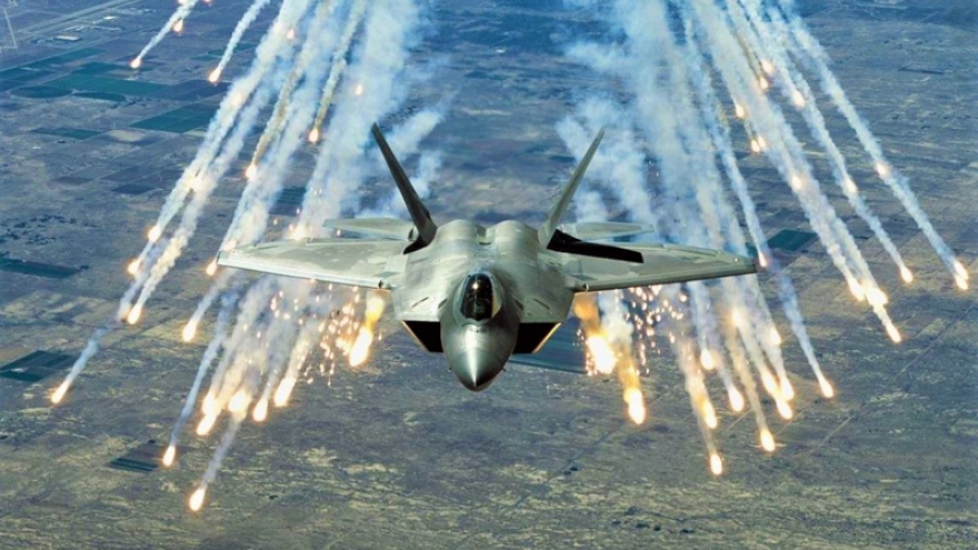 Mỹ nâng cấp vũ khí, biến “chim ăn thịt” F-22 thành “sát thủ đáng gờm”