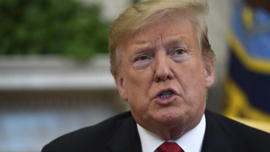 Tổng thống Trump nói thích đeo khẩu trang vì giống “Kỵ sỹ Cô độc“