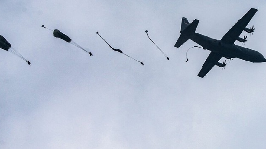 Nhiều lính Mỹ mắc kẹt trên cây do sự cố nhảy dù tại Đức