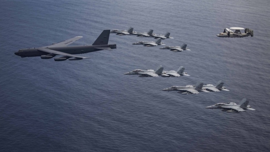 Mỹ điều “pháo đài bay” B-52 “thị uy” trên Biển Đông