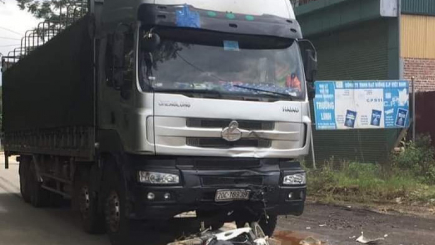 Va chạm giữa xe máy và ô tô tải, 1 người tử vong