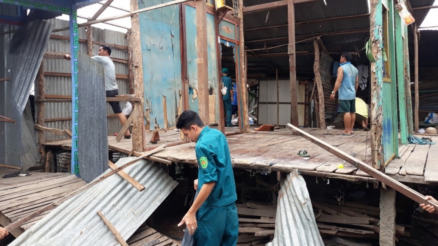 Bờ sông Hậu sạt lở nghiêm trọng, 11 hộ dân phải di dời