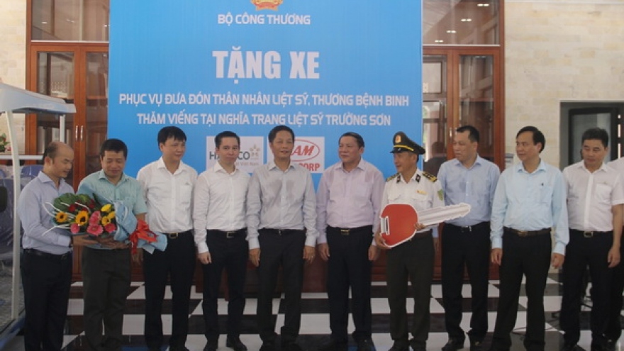 Bộ Công thương trao tặng 5 ô tô điện cho Nghĩa trang liệt sĩ Trường Sơn