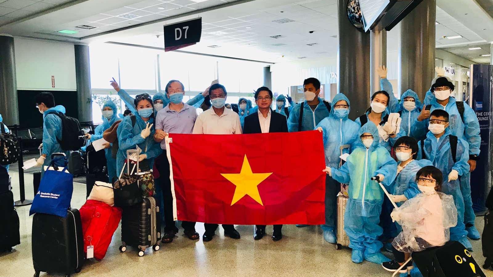 Đưa gần 350 công dân Việt Nam từ Hoa Kỳ về nước