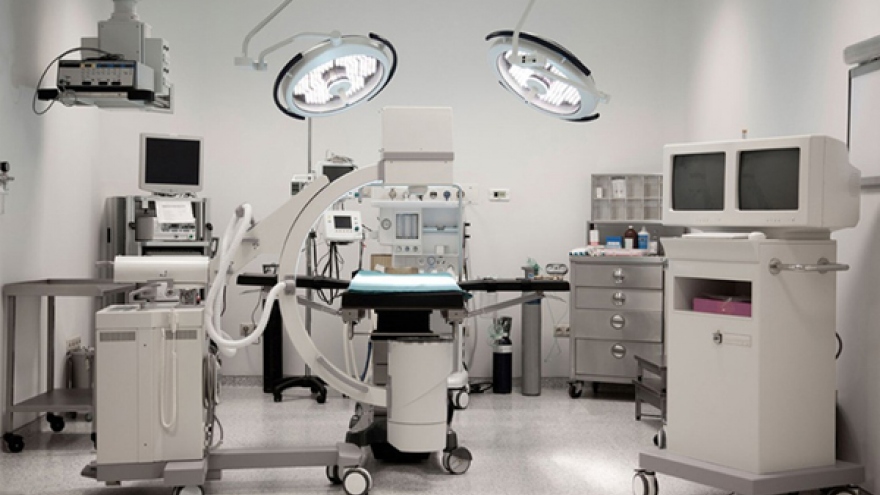 Đấu thầu thiết bị y tế “đội giá“: Phải “sửa người” trước khi sửa luật