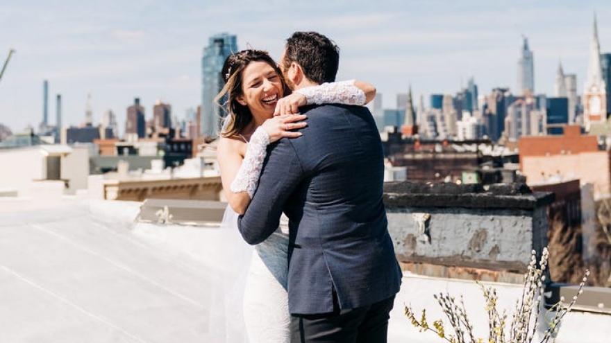 Xúc động đám cưới trên tầng thượng của cặp đôi NewYork giữa Covid-19