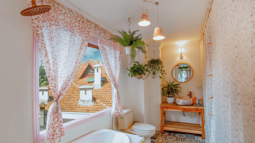 Cô gái trẻ “phù phép” tầng thượng xấu xí thành căn penhouse lãng mạn