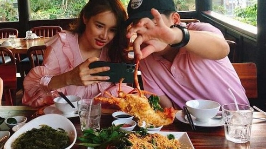 Chuyện showbiz: Trường Giang giúp Nhã Phương “sống ảo” cực đáng yêu