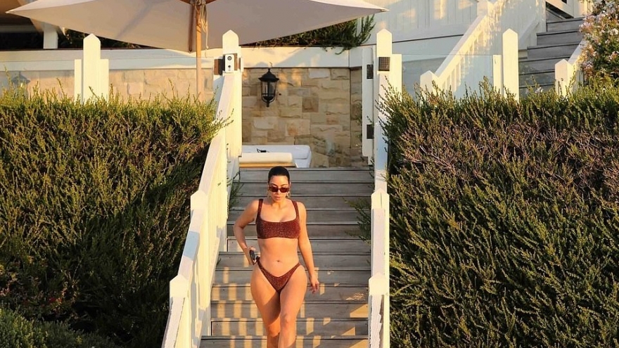 Kim Kardashian mặc đồ tắm, phô đường cong “bốc lửa” trên bãi biển