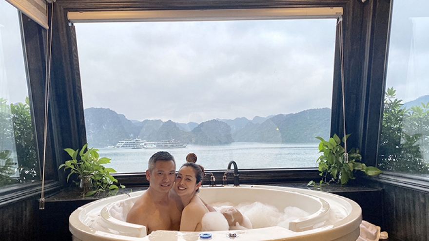 Chuyện showbiz:Jennifer Phạm và chồng doanh nhân tình tứ trong bồn tắm