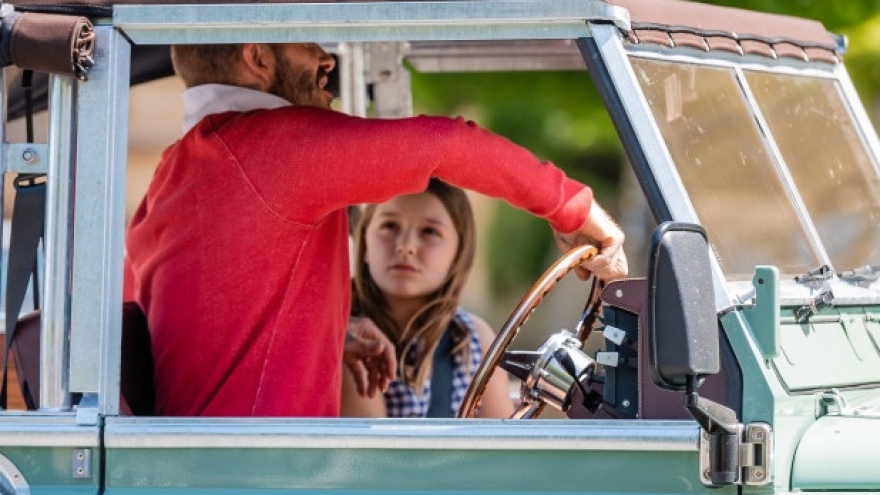 David Beckham quên thắt dây an toàn khi đưa con gái đi mua sắm