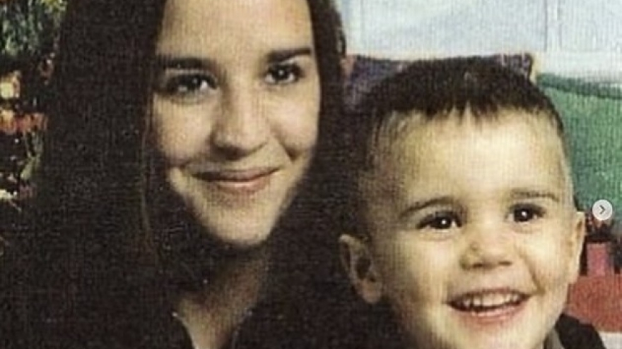 Justin Bieber khoe ảnh ngày bé điển trai, đáng yêu bên mẹ