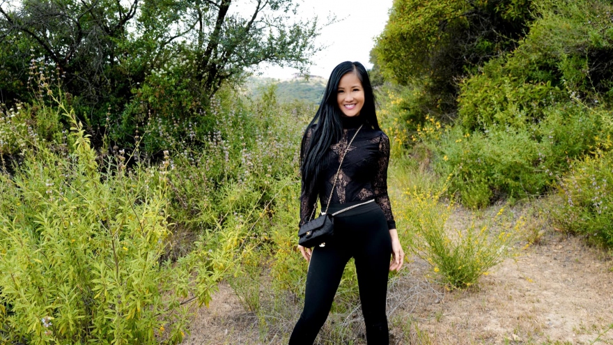 Ca sĩ Hồng Nhung và các con vui chơi trên ngọn đồi đầy hoa ở Mỹ