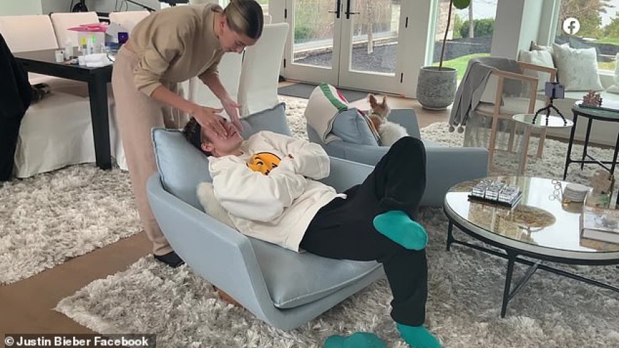 Vợ Justin Bieber hào hứng đắp mặt nạ, chăm sóc da cho chồng tại nhà