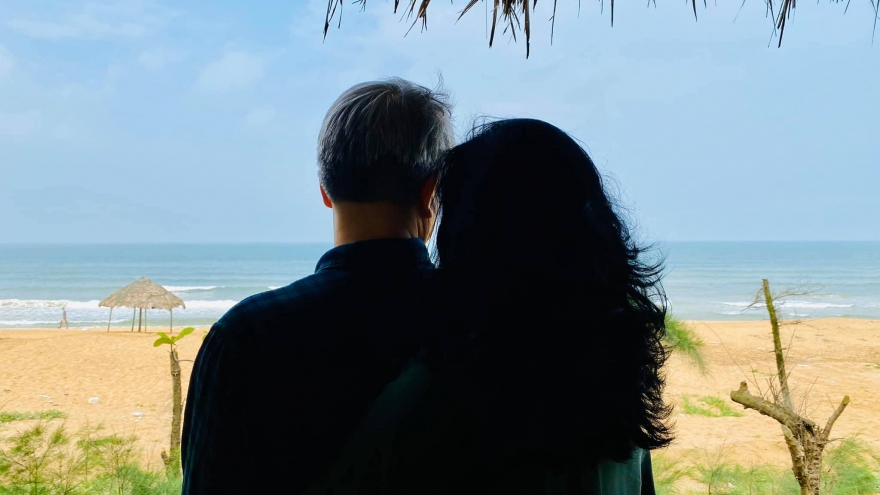 Diva Thanh Lam lần đầu công khai ảnh tình tứ bên người đàn ông lạ mặt