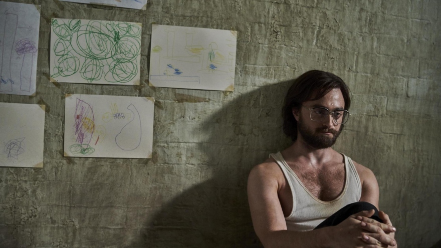 “Phù thuỷ” Daniel Radcliffe trở lại ấn tượng với “Phi vụ đào tẩu“